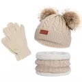 Detailansicht des beigen Winter-Stricksets mit Doppel-Pompon-Mütze, Schal und Handschuhen - Doppelbommel / Gebrochenes Weiß