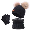 Nahaufnahme des schwarzen Stricksets mit Kunstfell-Bommeln, Halswärmer und Handschuhen - Doppelbommel / Schwarz