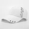 Weiße Hip-Hop-Baseballkappe mit silbernen Metallringen und seitlichen Ketten - Kinder (2-8 Jahre alt)