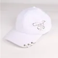 Weiße Hip-Hop-Baseballkappe für Kinder mit Metallringen und Punk-Sicherheitsnadeln - Kinder (2-8 Jahre alt)