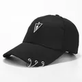 Schwarze Baseballkappe im Punk-Stil mit Metallringen und dreieckigem Anhänger-Detail - Kinder (2-8 Jahre alt) / Dreiecksstil (Schwarz)