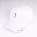 Weiße Hip-Hop-Baseballkappe mit Metallringen und silbernem Dreiecksanhänger - Kinder (2-8 Jahre alt) / Dreiecksstil (Weiß)
