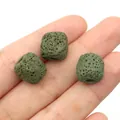 Vue rapprochée de trois perles cubiques en lave vert olive avec une texture poreuse - Vert Olive (7)