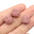 Gros plan de perles en pierre de lave rose pour bijoux diffuseurs d'huiles essentielles - Violet Rose (N° 8)