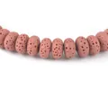 Vista macro di perline in pietra vulcanica rosa scuro con trama naturale per gioielli DIY - Rosa Scuro (N.9)