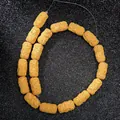 Makroaufnahme von porösen orangefarbenen Lavastein-Perlen auf schwarzem Grund für DIY - Nr.5 (Orangegelb)
