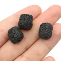 Détail macro de perles de pierre de lave noire naturelle pour la création de bijoux DIY - Noir (No.11)