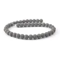 Dettaglio macro di perle tonde in pietra lavica vulcanica per creazione gioielli - 4mm / Grigio Scuro (No.4)