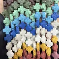 Perles en pierre de lave colorée en forme de croix pour la création de bijoux DIY - Rose vif