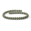 Dettaglio di perle in pietra lavica verde scuro con trama porosa naturale per fai-da-te - 4mm / verde scuro