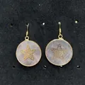 Roze kwarts druppeloorbellen met gouden rand en sterdetail in minimalistische stijl - Sterstijl