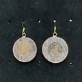 Roze kwarts druppeloorbellen met gouden levensboom patroon en metalen haken - Levensboom Stijl