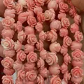Zartrosa geschnitzte Rosenblüten-Perlen aus synthetischer Koralle für DIY-Schmuck - Rosenform / 12mm (50 Stück/Packung)