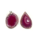 Magenta agaat geode hangers met natuurlijke kristaltextuur en zilveren metalen oog - Rozerood