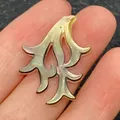 Iriserende parelmoeren bloem hanger voor DIY sieraden, close-up in de hand gehouden - 21x30mm / Zwarte Schelp