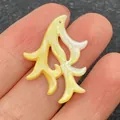 Gesneden geel parelmoer bloem hanger voor het maken van DIY sieraden en kettingen - 21x30mm / Gele Schelp