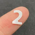 Naturmuschel-Perle in Form der Nummer 2 mit Perlglanz für DIY Halsketten-Schmuck - Zahl 2 / 10mm