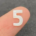 Natürliche weiße Süßwassermuschelperle mit Nummer Fünf für DIY Halsketten Schmuckbau - Zahl 5 / 10mm