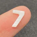 10mm weiße Muschelperle mit eingravierter Nummer 7 für DIY-Schmuck und Ketten - Zahl 7 / 10mm