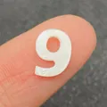 Weiß schillernde Perlmuttschale in Form der Nummer Neun für DIY-Schmuckherstellung - Zahl 9 / 10mm