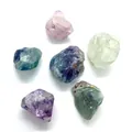 Primer plano de piedras de fluorita natural en bruto violetas y verdes con texturas - 24-38mm / Fluorita Multicolor (N.º 4)