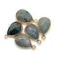Détail de cinq pendentifs en pierre naturelle en forme de goutte avec bords dorés - 14x23mm / Pierre Flash (Labradorite)
