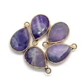 Détail macro de pendentifs en améthyste violette en forme de goutte et bords dorés - 14x23mm / Améthyste