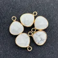 Lot de cinq pendentifs gouttes en pierre blanche avec bordures dorées et anneaux fixes - 14x18mm / Howlite
