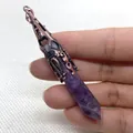 Amethyst-Anhänger in Sechskant-Prisma-Form mit Kupferfassung handgehalten präsentiert - Amethyst / Amethyst