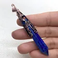 Lapis-Lazuli Hexagonal-Anhänger mit Kupferkappe im Vintage-Stil im Hand-Display - Lapislazuli / Lapislazuli