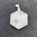 Ciondolo esagonale in cristallo bianco con texture naturale e gancio in metallo argento - Giada Bianca