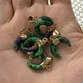 Pendentif en pierre naturelle en forme de croissant avec texture verte et fermoir doré - Pendentif Uniquement / Ruby Zoisite