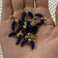Pendentif demi-lune en pierre bleue scintillante avec bélière dorée pour bijoux DIY - Pendentif Uniquement / Grès bleu
