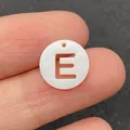 Perle en nacre naturelle avec lettre E évidée pour accessoires de bijoux DIY - Lettre E
