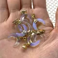 Pendentifs demi-lune en pierre violette translucide avec fermoir en métal doré - Pendentif Uniquement / Opale