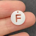 Pendentif en nacre naturelle blanche avec lettre F évidée pour création de bijoux - Lettre F