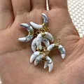 Lot de 6 pendentifs lune en pierre marbrée blanche avec attaches en métal doré - Pendentif Uniquement / Howlite