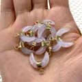 Main tenant des pendentifs croissants en pierre naturelle violette et fermoirs dorés - Pendentif Uniquement / Quartz rose