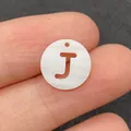 Perle en coquillage naturel avec lettre J découpée pour création de bijoux DIY - Lettre J