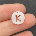 Pendentif rond en nacre naturelle avec lettre K ajourée pour création bijoux DIY - Lettre K