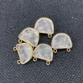 Vijf D-vormige natuurlijke kristallen hangers met gouden rand en dubbele connectoren - 17x18mm / Bergkristal
