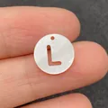 Perle ronde en nacre naturelle de 12mm avec lettre L ajourée pour création de bijoux - Lettre L