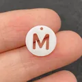 Perle lettre M en nacre naturelle pour création de bijoux et accessoires DIY - Lettre M