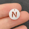 Perle en coquillage d'eau douce blanche avec lettre N évidée pour création de bijoux - Lettre N