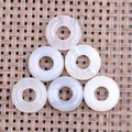 Macro-opname van zes natuurlijke agaat donut hangers op een geweven achtergrond - 20mm / Agaat