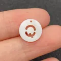 Pendentif lettre en coquillage naturel de 12mm avec découpe ronde et reflets - Lettre Q