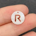 Perle ronde en nacre naturelle avec lettre R ajourée pour création de bijoux - Lettre R