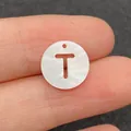 Pendentif rond 12mm en nacre naturelle avec lettre T évidée pour création de bijoux DIY - Lettre T