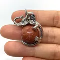 Elephant charm pendant in silver finish featuring a round brown goldstone inlay - 21x32mm / Gold Sandstone