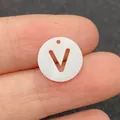 Perle naturelle blanche avec motif lettre V évidée pour la création de bijoux DIY - Lettre V